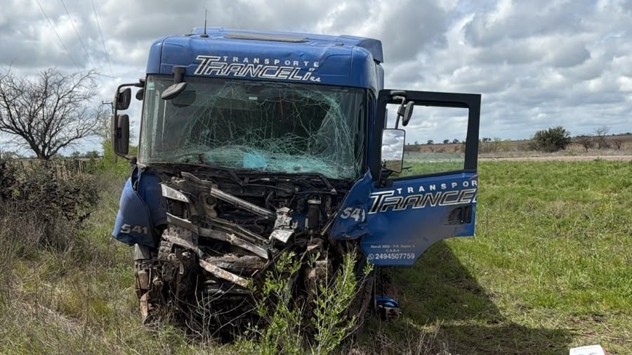 Los bomberos rescataron al camionero atrapado en la cabina y la policía lo derivó en grave estado a Santa Rosa