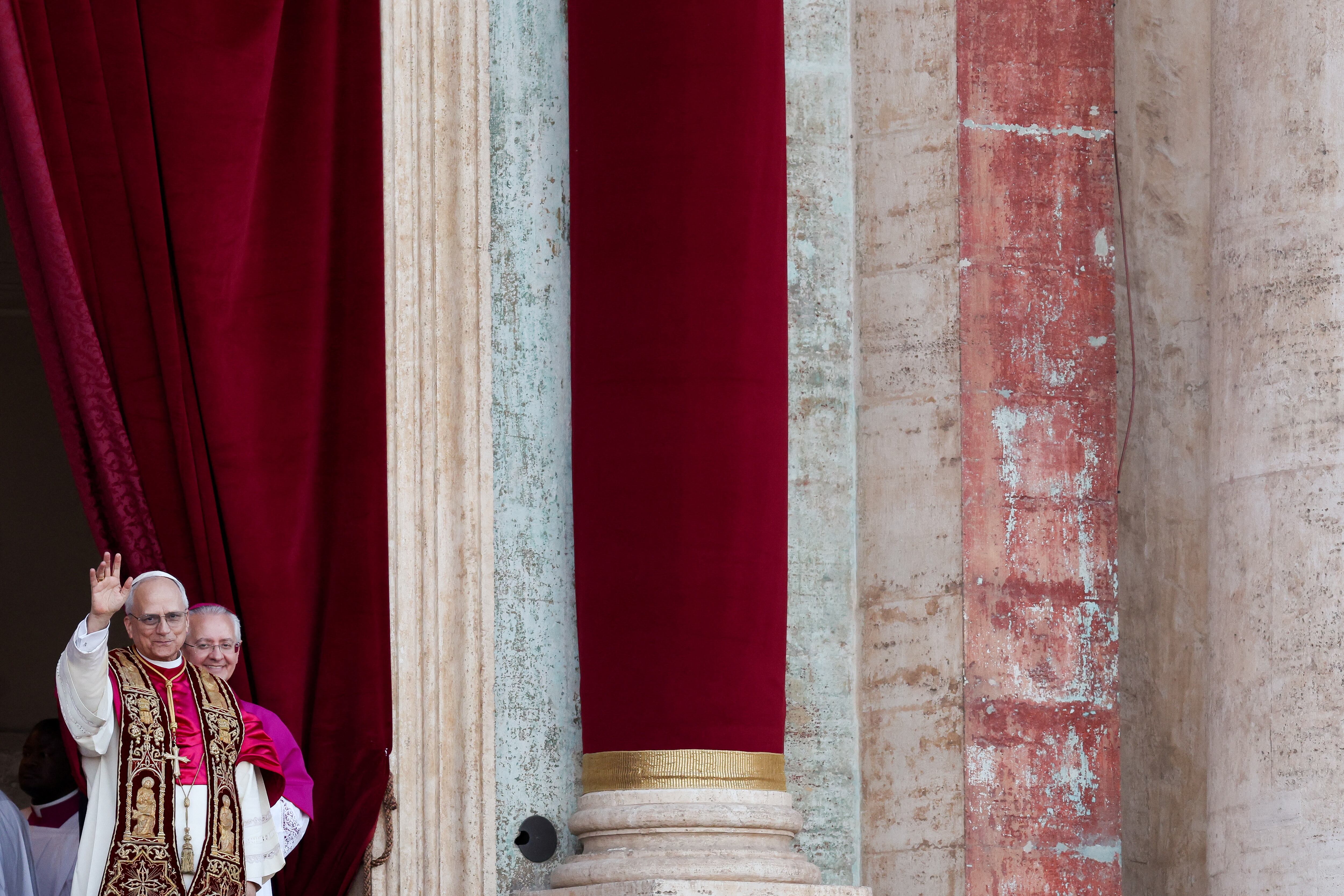El recién elegido Papa León XIV, el cardenal Robert Prevost de los Estados Unidos, aparece en el balcón de la Basílica de San Pedro en el Vaticano, el 8 de mayo de 2025