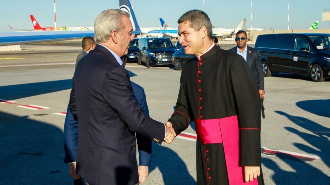 El mandatario dominicano viajó este domingo a Italia con una propuesta concreta para el pontífice, quien ya conoce el país caribeño, aunque en circunstancias muy distintas a las actuales (Foto cortesía Presidencia)
