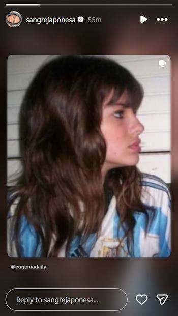 Foto retro de una mujer joven con cabello castaño largo, posando de perfil, vistiendo una camiseta de la Selección Argentina con franjas celestes y blancas