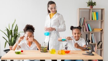 Cada 11 de febrero, conferencias