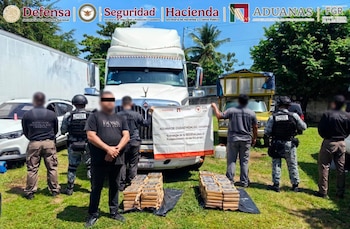 El operador de la unidad fue detenido y es investigado por las autoridades para indagar la procedencia y destino de la droga Foto: FGR