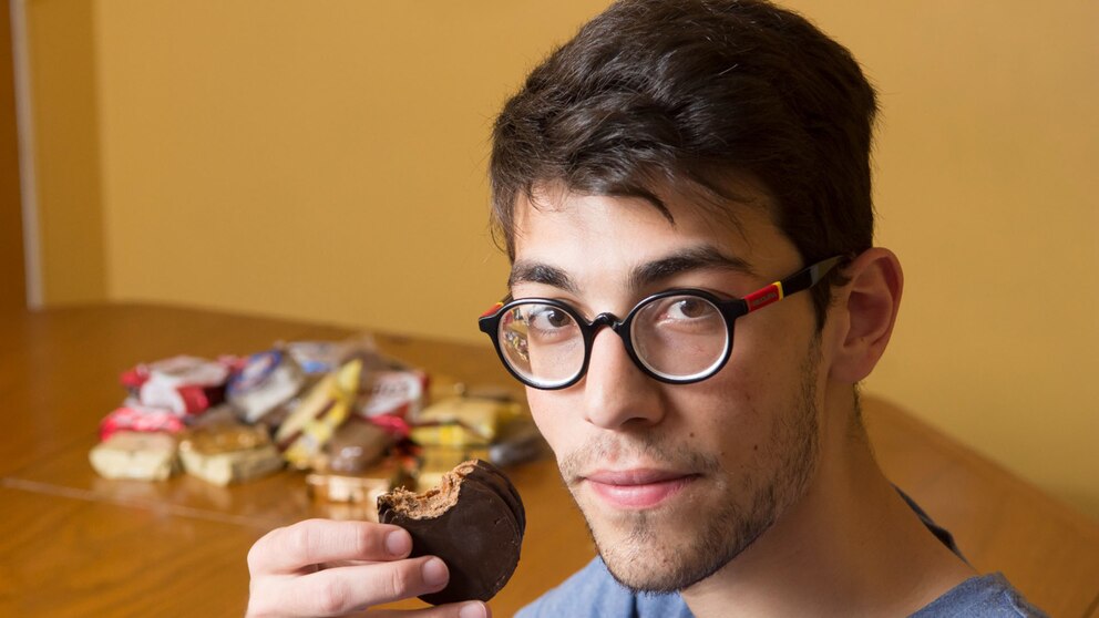 Catar alfajores, un viaje sensorial y cultural: la historia de Facundo Calabró, el "catador" más famoso