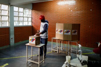 Un hombre da su voto