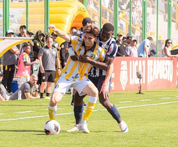 Juan Pablo Goicochea tuvo un desafío al enfrentar a Luis Advíncula en la banda derecha de Alianza Lima. - créditos: Liga 1
