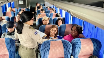 La entidad migratoria salvadoreña implementó puntos de control donde los pasajeros pueden ser revisados sin descender de sus vehículos. El mecanismo se aplica en los pasos fronterizos con mayor demanda durante el asueto (Foto cortesía Migración y Extranjería)