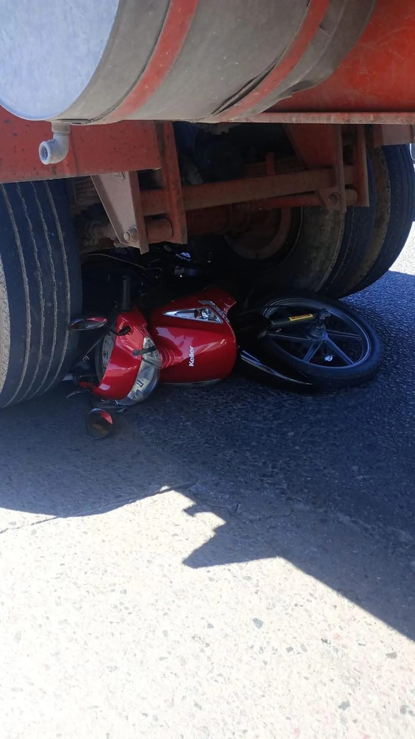 La motocicleta impactó contra un camión Mercedes Benz conducido por un hombre de 58 años (Fotos: 0221)