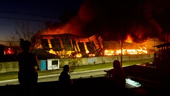 El fuego destruyó tres galpones