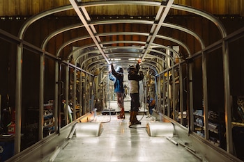 Trabajadores ensamblan un autobús escolar