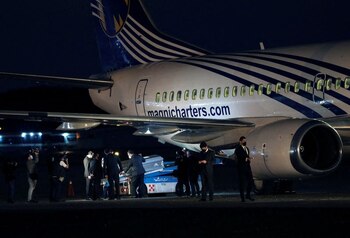 Personas descargan uno de los