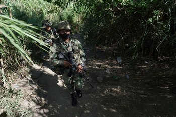 Soldado patrulla una zona de