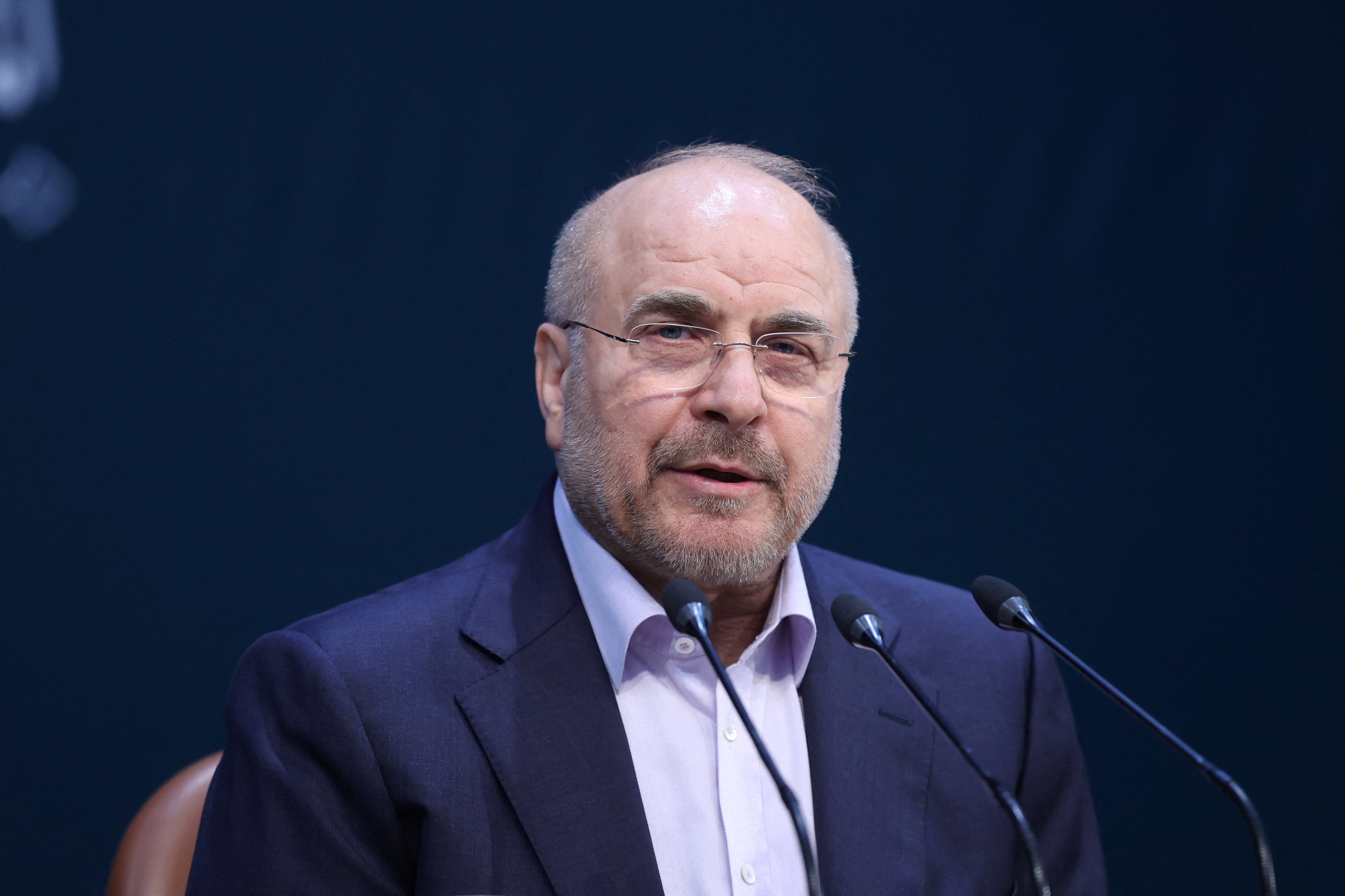 El presidente del Parlamento iraní, Mohammad Bagher Ghalibaf, habla durante una conferencia de prensa en Teherán, Irán (REUTERS)