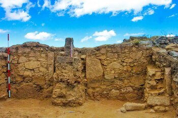 El cierre afectó una primera etapa constructiva del recinto. Posteriormente, el lugar fue modificado con mampostería ordinaria y bloques canteados. Andina