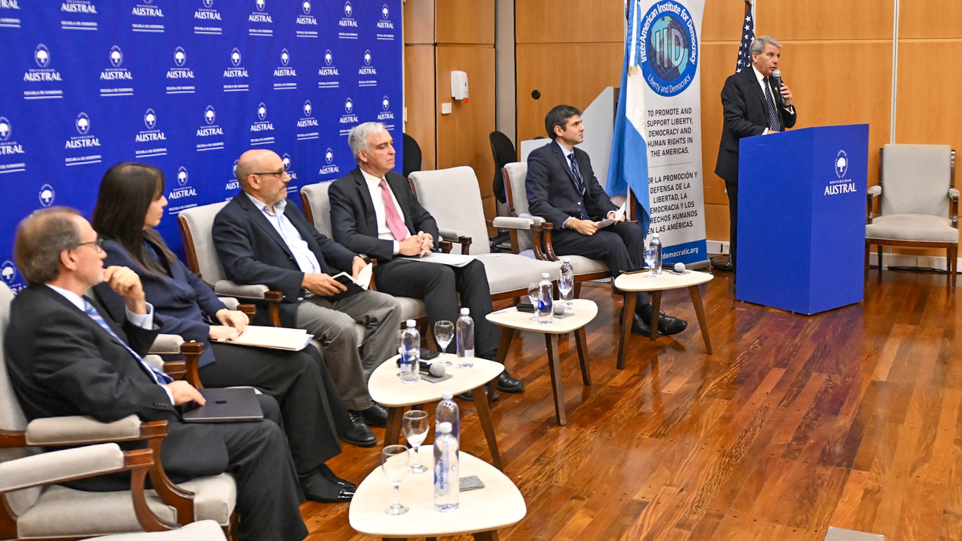 El panel que presentó el informe sobre el norte argentino: Gabriel M. Astarloa, decano de la Facultad de Derecho de la Universidad Austral; Douglas Farah; los catedráticos Alfonso Santiago, Gabriela Hoberman y Carlos Gervasoni; y Laureano Pérez Izquierdo (Adrián Escandar)