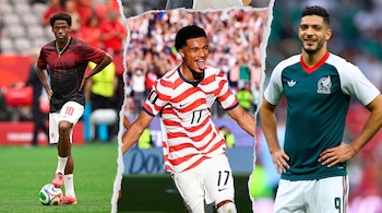 Un collage de tres futbolistas: uno de Canadá con camiseta roja y negra, uno de Estados Unidos con camiseta de rayas y el otro de México con camiseta verde oscuro.