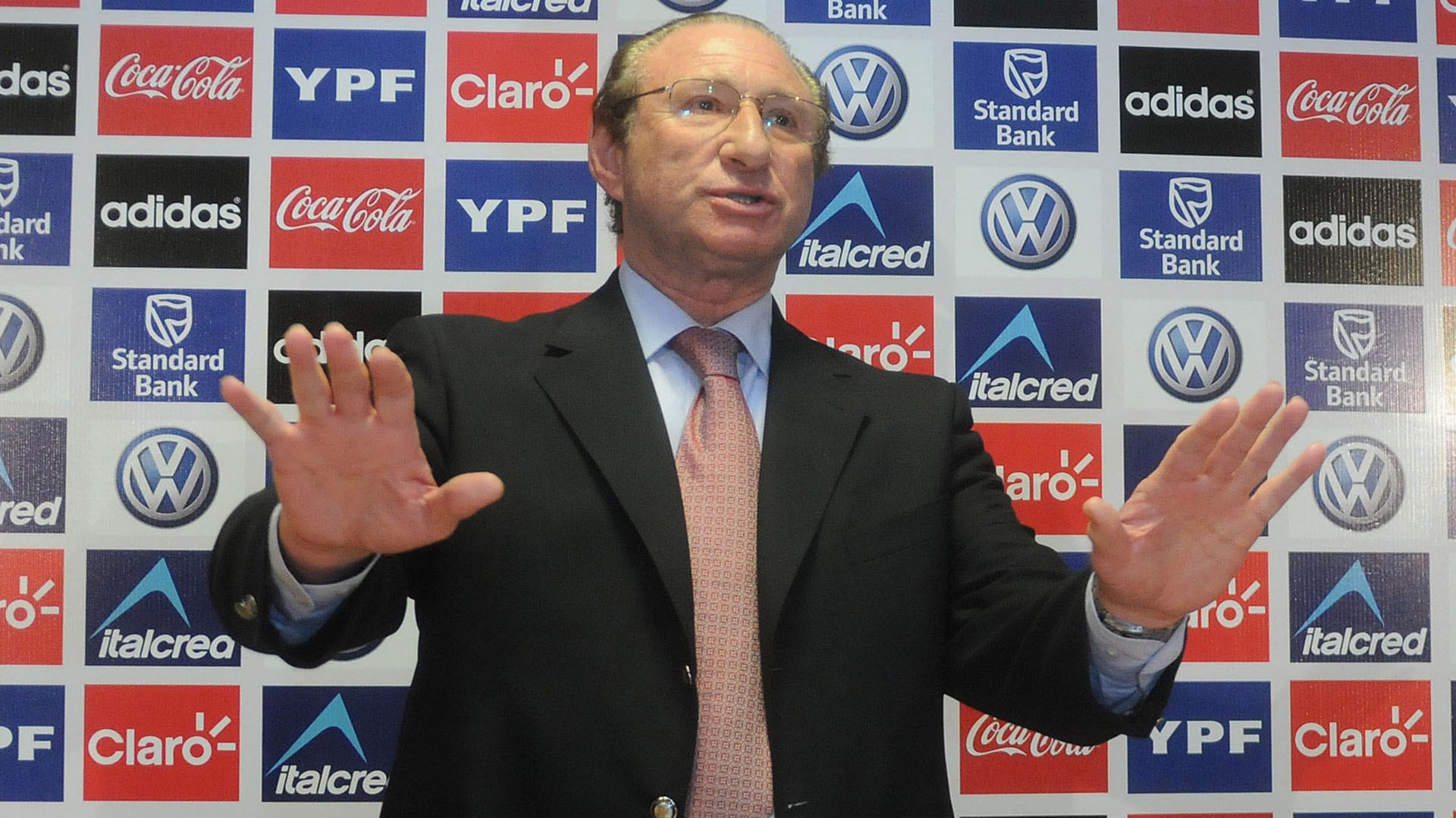 Desde el 2008 hasta el 2016 fue Director de Medios y Comunicación de la AFA. Para la nueva generación digital, esa etapa quedará resumida en una salida con ese histrionismo que se encendía ante cada cámara: