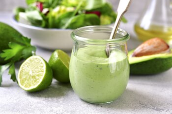 Salsa de aguacate, lima, cilantro