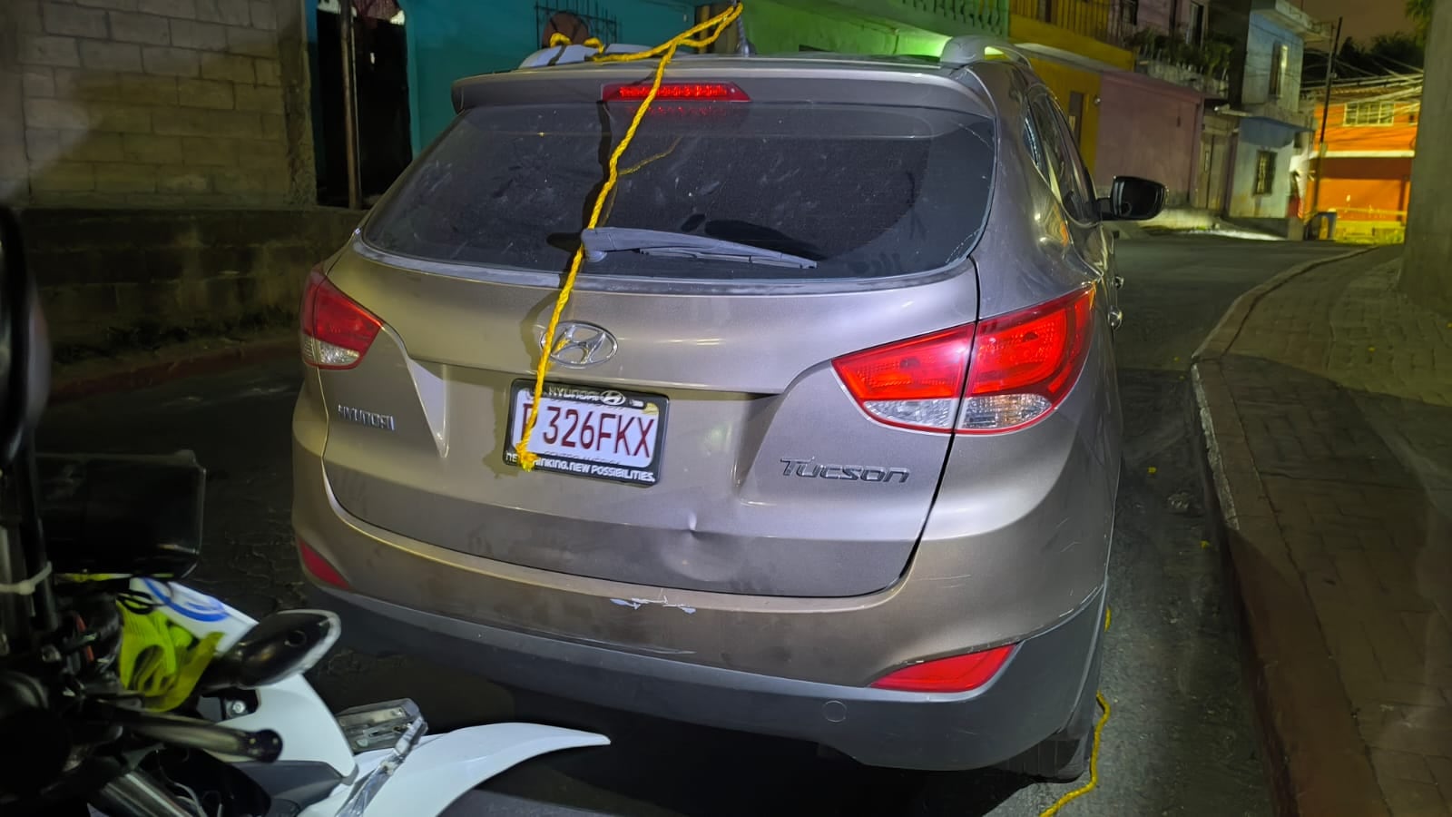 Agentes de la División Nacional contra el Desarrollo Criminal de las Pandillas detectaron movimientos sospechosos en un vehículo Hyundai con placas P-326FKX, por lo que decidieron detenerlo. (PNC de Guatemala)