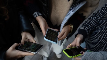 PSOE y Sumar acuerdan prohibir el acceso a redes sociales con "contenidos dañinos" a menores de 16 años