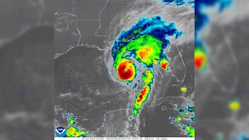 Mapa meteorológico satelital en escala de colores que representa una tormenta ciclónica sobre el sureste de Estados Unidos y el mar Caribe