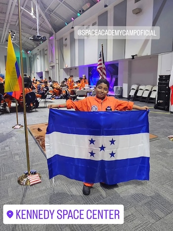 El campamento reunió a participantes de distintas nacionalidades en dinámicas de equipo sobre resolución de problemas, desarrollo tecnológico y pensamiento crítico.