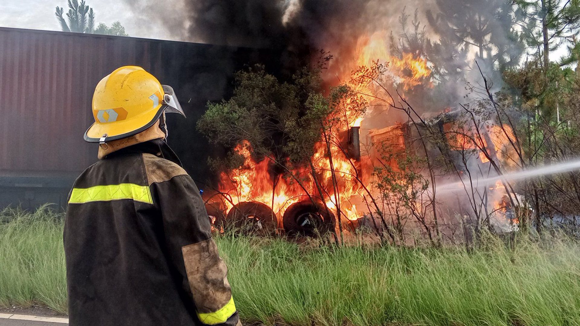 El Fiat Siena habría intentado adelantarse a otros vehículos (Bomberos Voluntarios Santo Tome Corrientes)