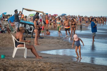 Una niña juega en la