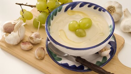Cómo hacer ajoblanco, la sopa fría andaluza de influencia árabe que es la receta ligera ideal para el verano