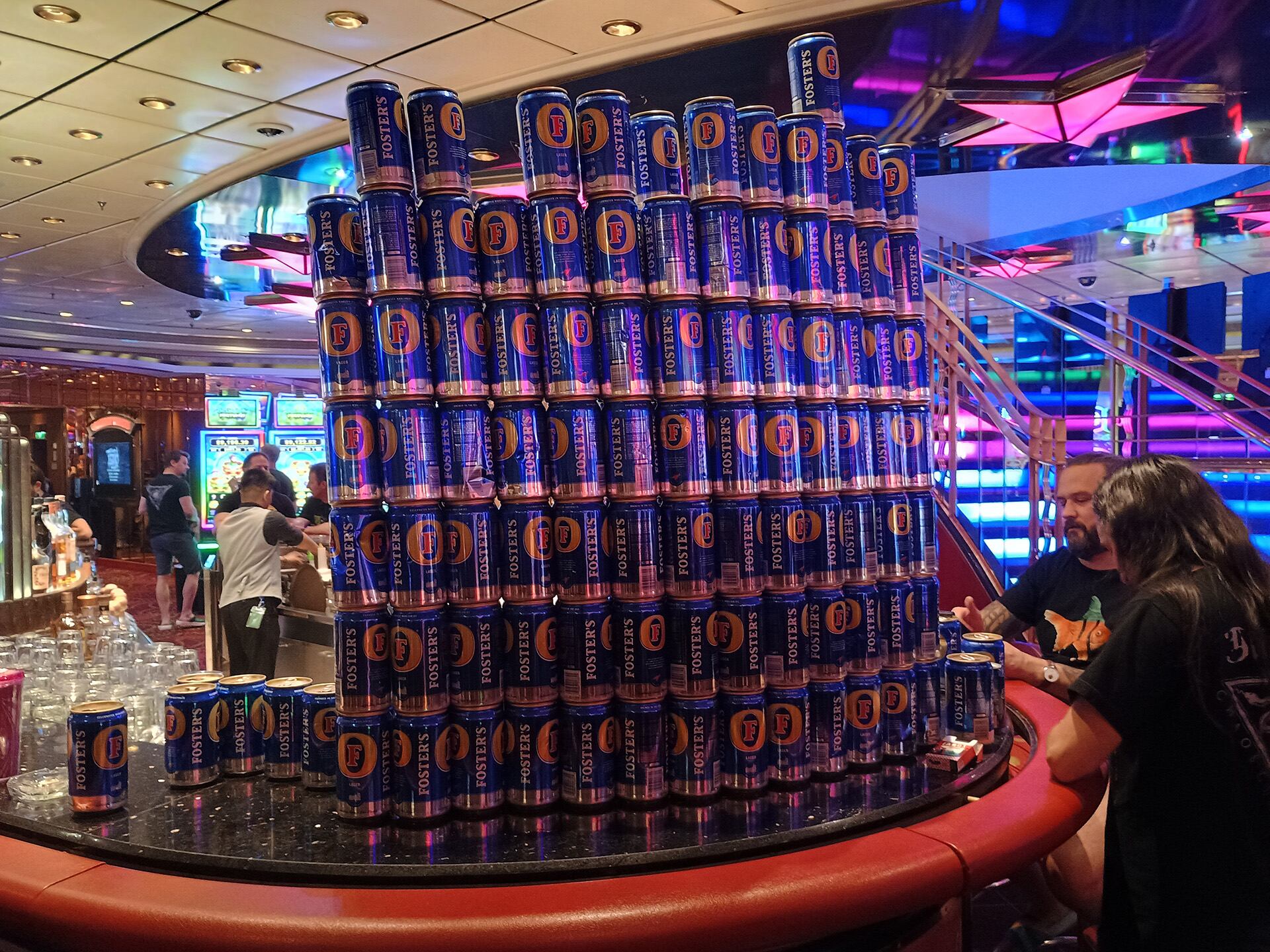 La torre de latas de cerveza Foster's en el casino del crucero