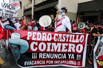 La gente protesta contra el presidente de Perú, Pedro Castillo, cuando los legisladores presentaron una moción de juicio político para tratar de derrocar a Castillo, el mismo día que su último gabinete solicitó un voto de confirmación de la legislatura, en Lima, Perú, el 8 de marzo de 2022. El letrero dice "Pedro Castillo, ladrón, renuncie ahora, vacante por incapacidad". REUTERS/Sebastián Castañeda