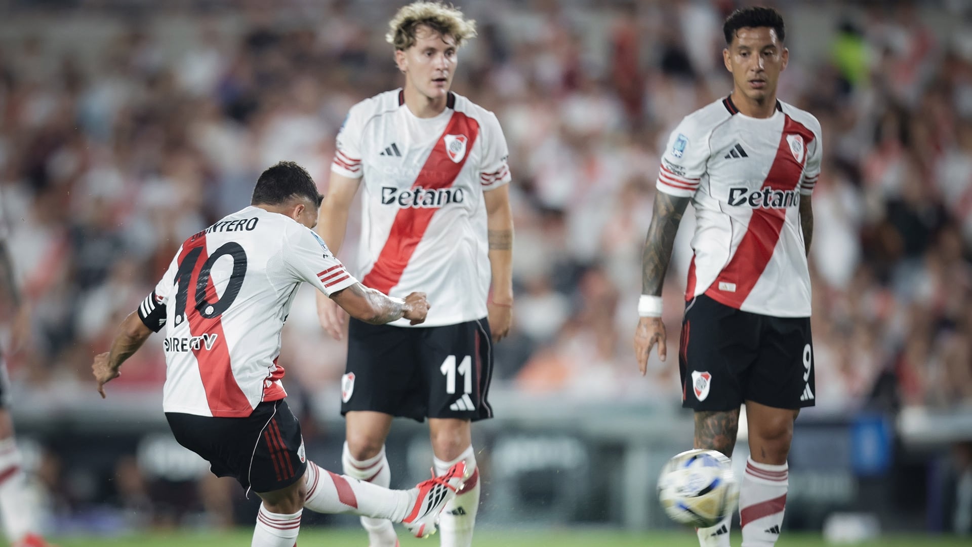 Desde una distancia de 21 metros y a casi 100 km/h: el golazo de tiro libre de Juanfer Quintero en River-Gimnasia