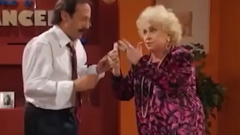 Aschira en un sketch de Poné a Francella junto al actor