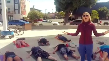 En la lujosa mansión de Malibu, Moore integró su experiencia en yoga, organizando retiros espirituales y clases de meditación, convirtiendo el hogar del doctor en un centro para su creciente comunidad (Fulton Yoga Collective)