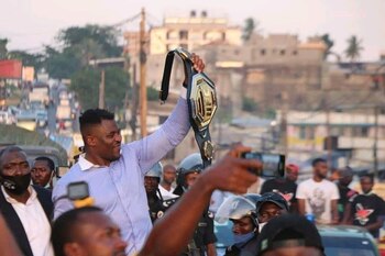 Francis Ngannou muestra el cinturón de campeón de la UFC en Camerún (Foto Instagram)