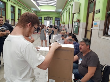 Maxi, al momento de votar