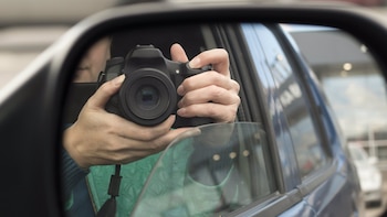 Un hombre contrata a un