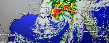 La aproximación del sistema meteorológico disparó las compras preventivas en Pensacola, donde varios comercios agotaron reservas de agua embotellada, alimentos básicos y generadores para afrontar eventuales cortes eléctricos (Captura NBC)