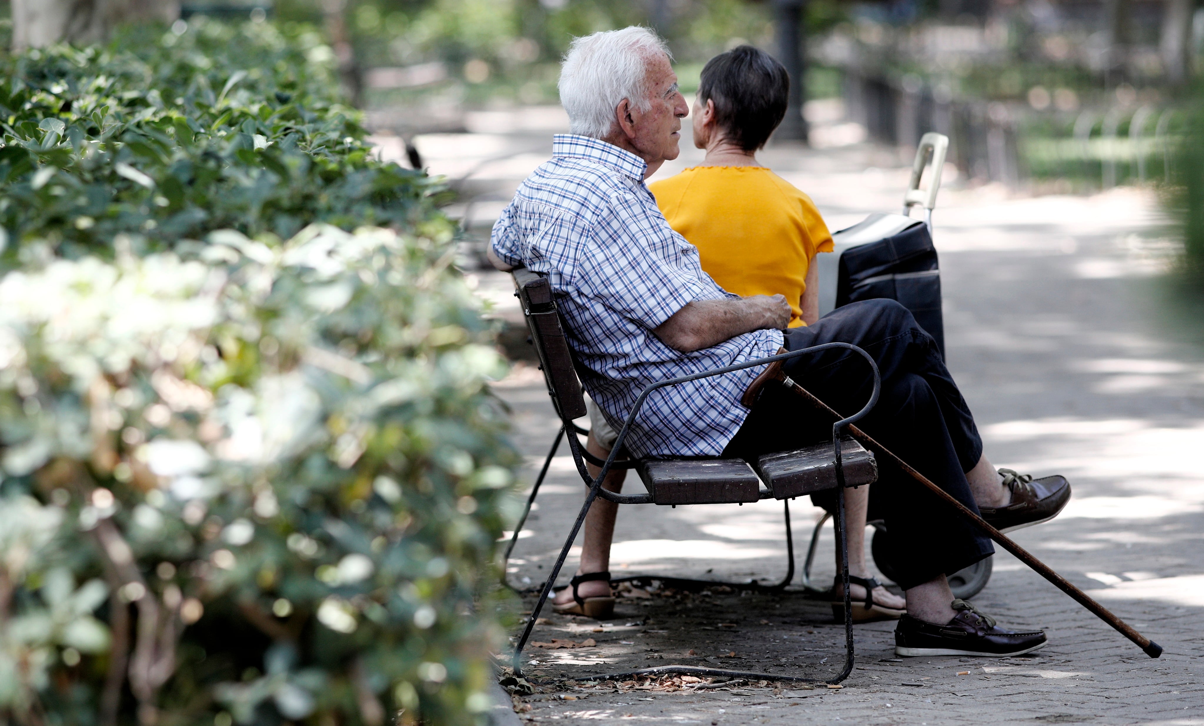 Un pensionista descansa en un banco de un parque de Madrid.
(Eduardo Parra - Europa Press)