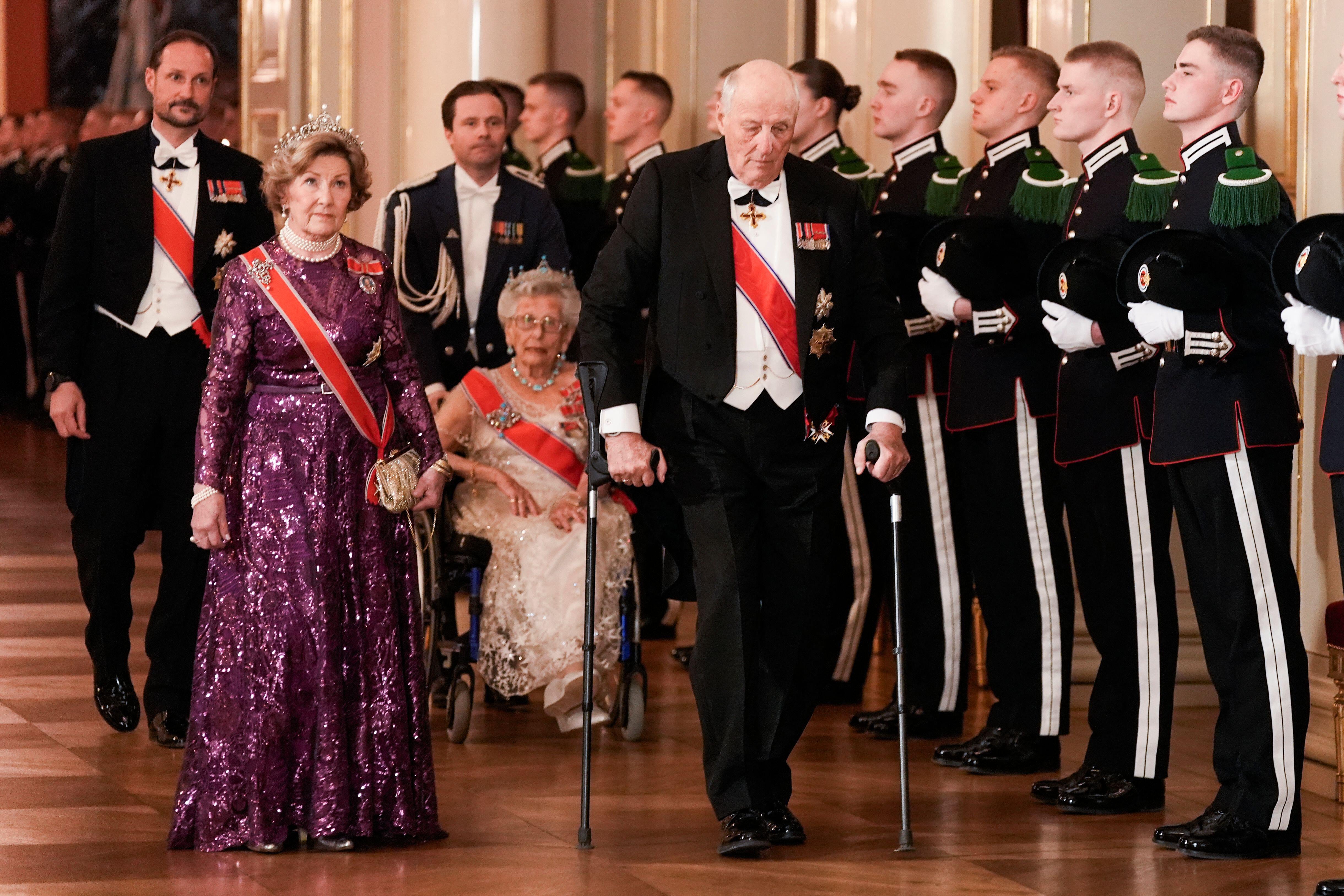 El rey Harald y la reina Sonja invitan a una cena de gala para diplomáticos en el Palacio Real. Detrás del príncipe heredero Haakon y la princesa Astrid Ferner. (Terje Pedersen / NTB)