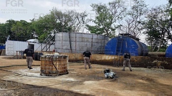 Aseguran más de 250 mil litros de huachicol en Veracruz, hay 12 detenidos