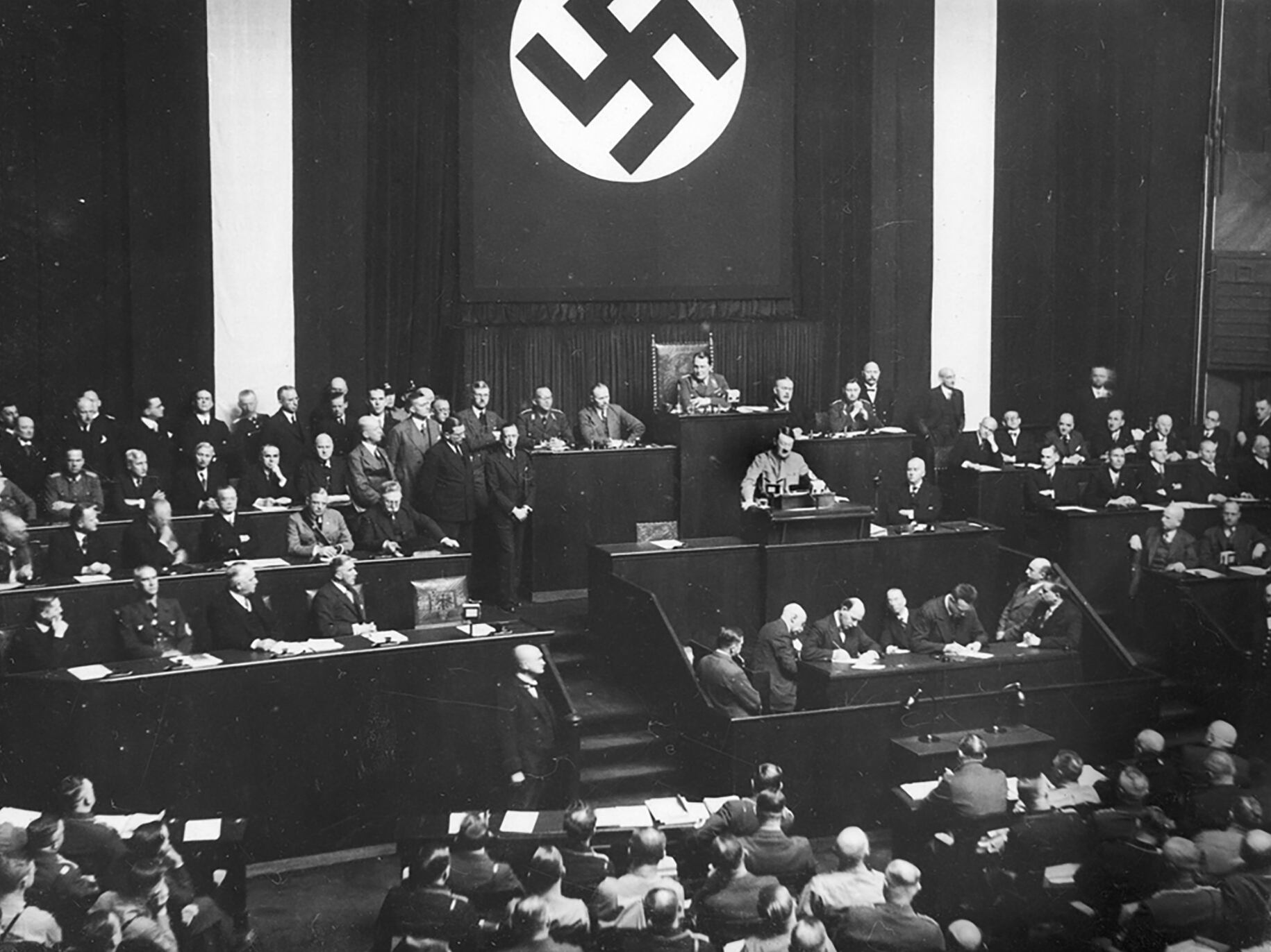 El discurso de Hitler ante el Reichstag prometió una