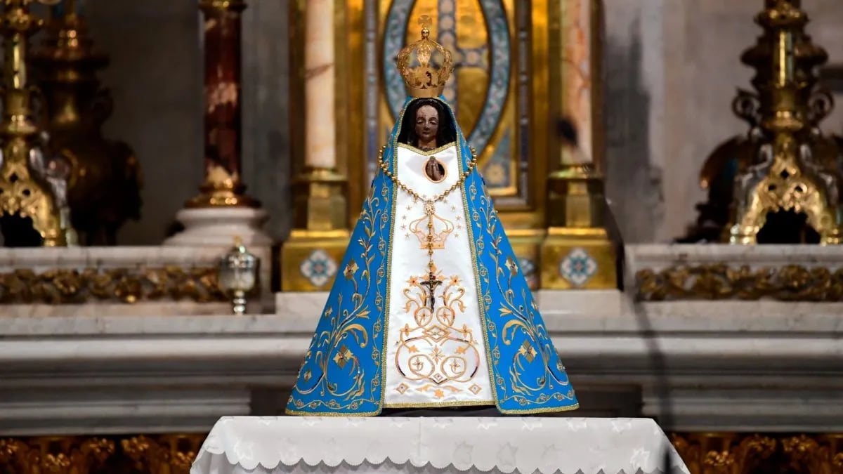La imagen de la Virgen de Luján en el altar mayor (santuariodelujan.org)