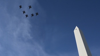 Los seis F-16 sobrevolaron la