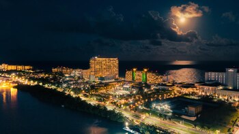 Turistas lotam praias mexicanas durante