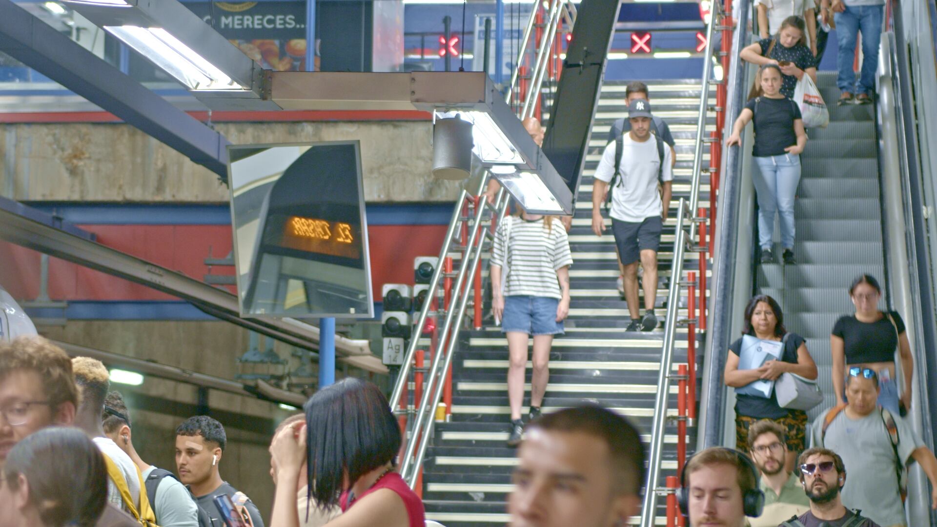 Parada de la linea 3 en Moncloa, esperando el siguiente dirección El Casar