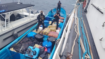 Alerta de avión estadounidense permite a autoridades costarricenses decomisar 70 bultos de drogas en el el pacífico sur