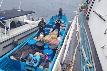 La embarcación fue interceptada a 120 millas mar adentro de playa Matapalo, en Quepos, durante un operativo conjunto internacional. Crédito: MSP