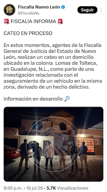Captura de pantalla de un tweet de la Fiscalía Nuevo León anunciando un cateo. Una foto muestra seis agentes frente a una casa y un automóvil de noche