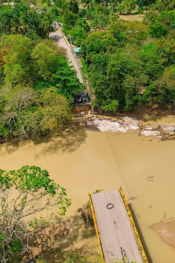La provincia de Espaillat recibió inspección y acciones prioritarias para rehabilitar puentes, cañadas y sistemas eléctricos tras crecidas históricas del río Yásica. (Foto cortesía Ministerio de Presidencia)