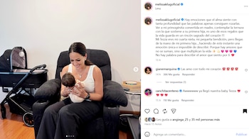 Una mujer sentada en un sillón reclinable sostiene a un bebé junto a un coche de paseo, al lado del texto de una publicación de Instagram